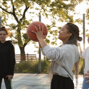 Ados jouant au basket