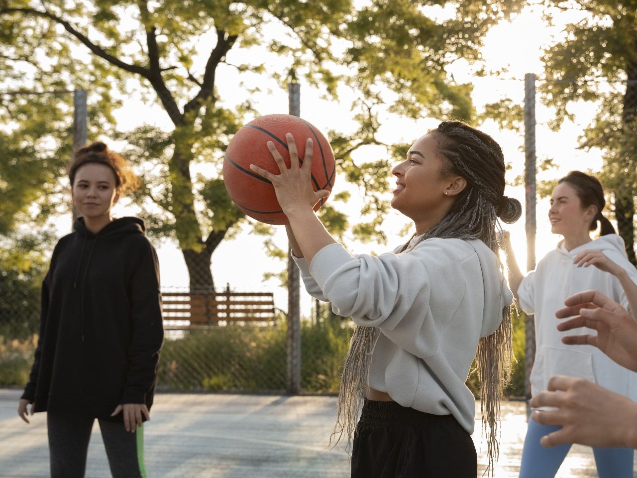 Ados jouant au basket