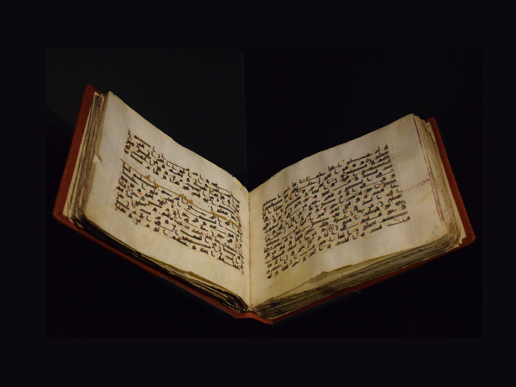 Photographie d'un Coran datant du milieu du neuvième siècle, exposé à la Fondation Martin Bodmer à Cologny