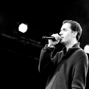 Photographie en noir et blanc de grand corps malade aux Francofolies en 2011