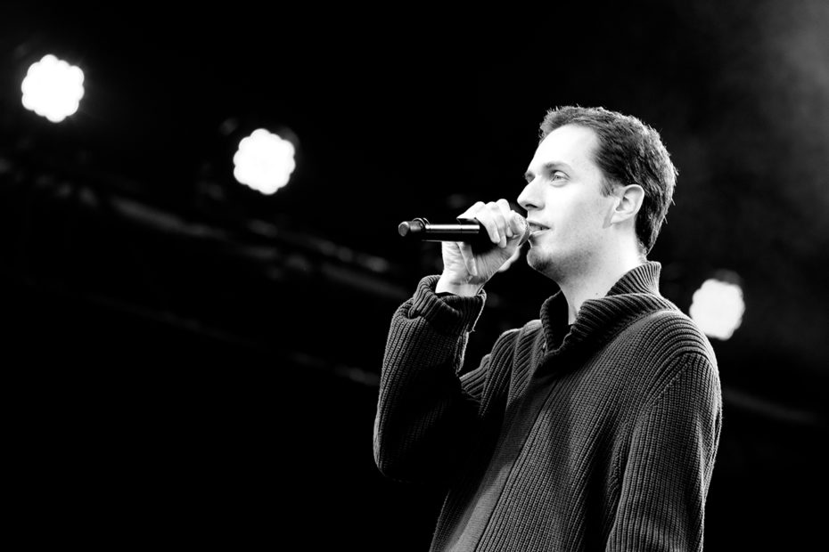 Photographie en noir et blanc de grand corps malade aux Francofolies en 2011