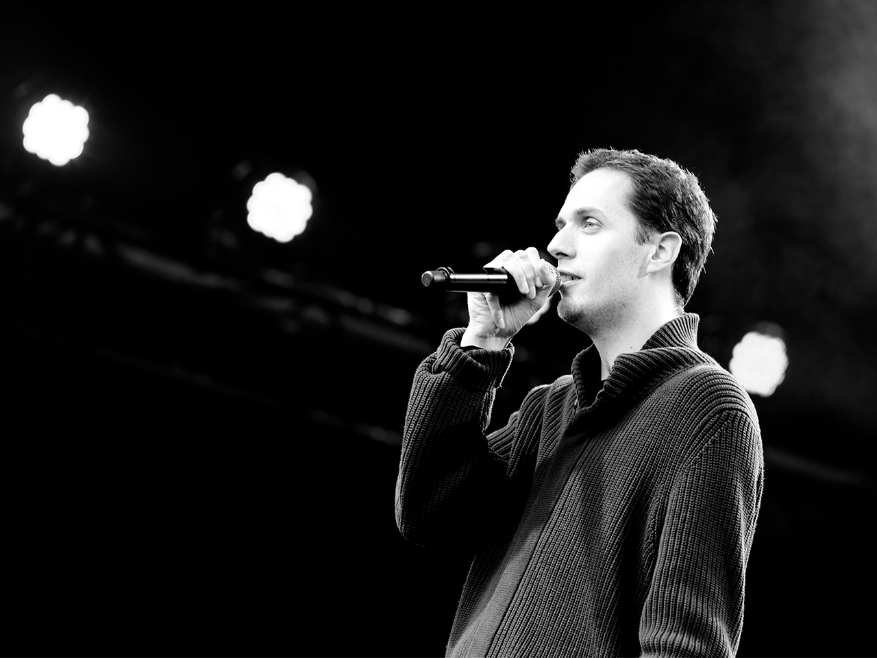 Photographie en noir et blanc de grand corps malade aux Francofolies en 2011