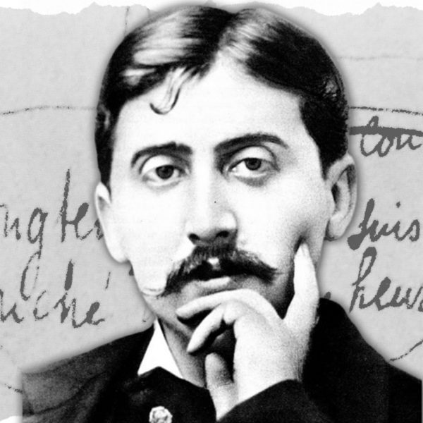 Photographie de Marcel Proust avec en fond le manuscrit de À la recherche du temps perdu