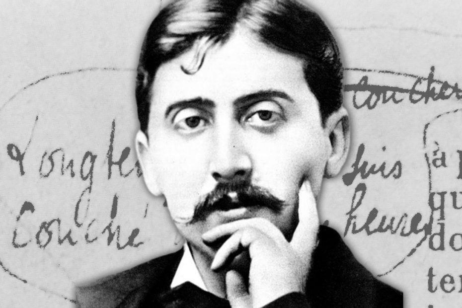 Photographie de Marcel Proust avec en fond le manuscrit de À la recherche du temps perdu