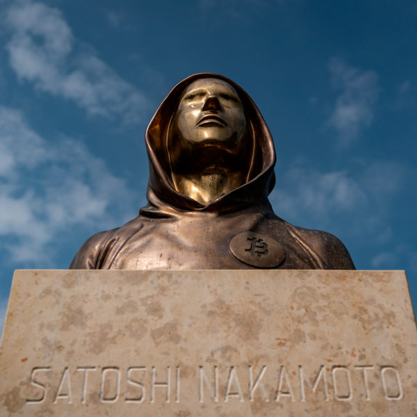 Buste en bronze de Satoshi Nakamoto à Budapest