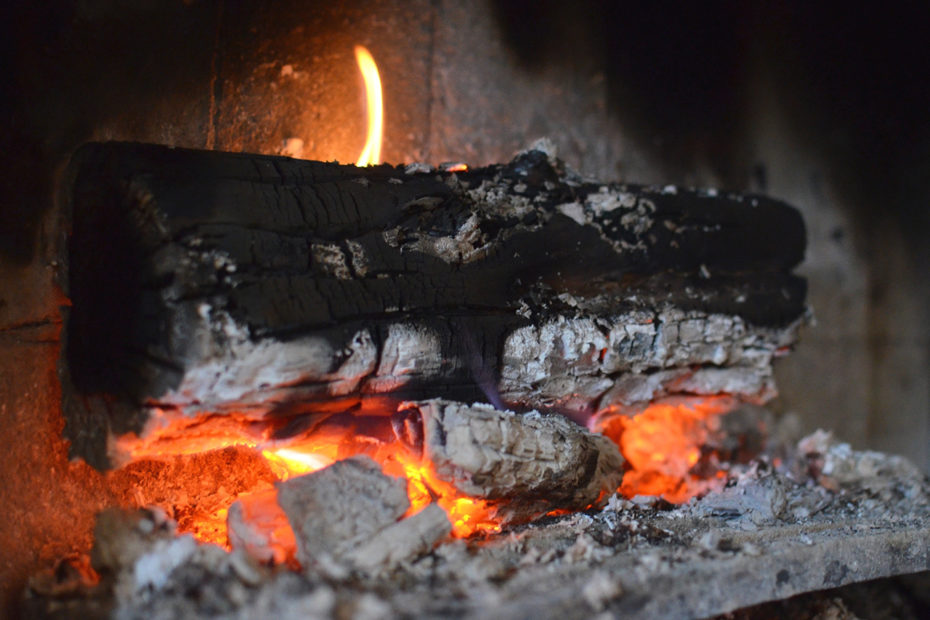 Bûche en train de se consommer dans une cheminée