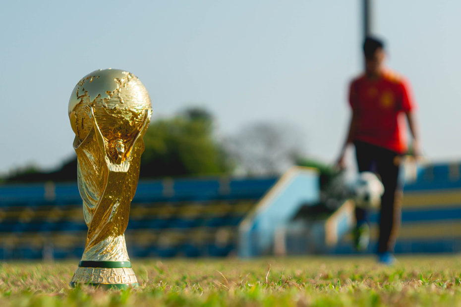 Footballeur à côté d'une coupe