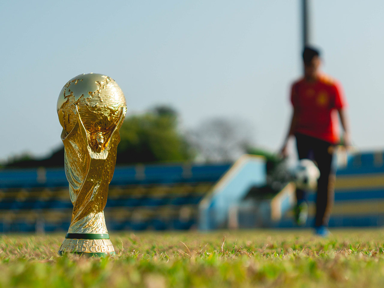 Footballeur à côté d'une coupe