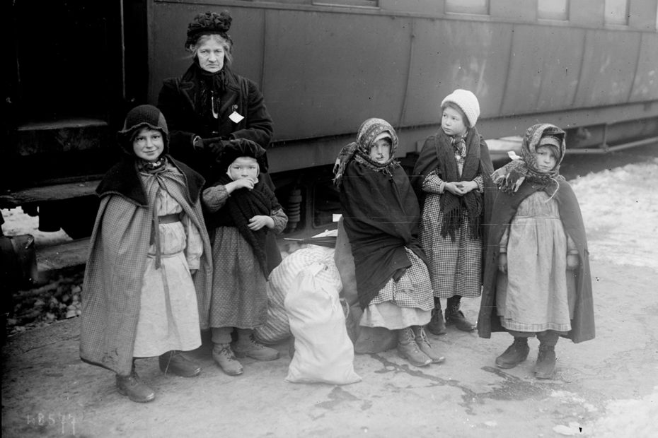 Enfants réfugiés sur la gare d'Evian en 1916
