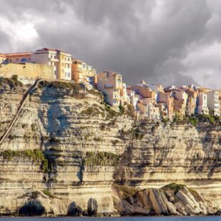 Photo de la falaise de Bonifacio depuis la mer par Christian Klein sur Pixabay