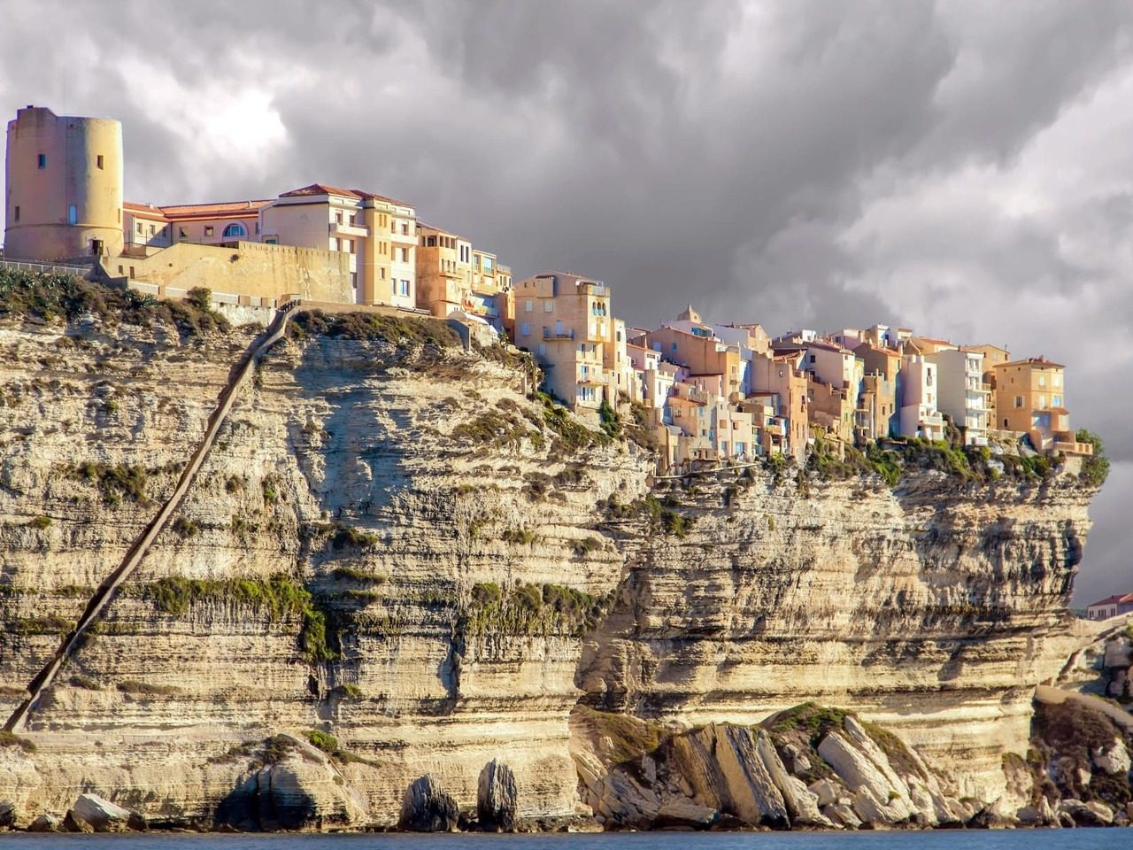 Photo de la falaise de Bonifacio depuis la mer par Christian Klein sur Pixabay