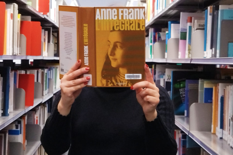 Personne tenant le livre Anne Franck l'intégrale dans les mains