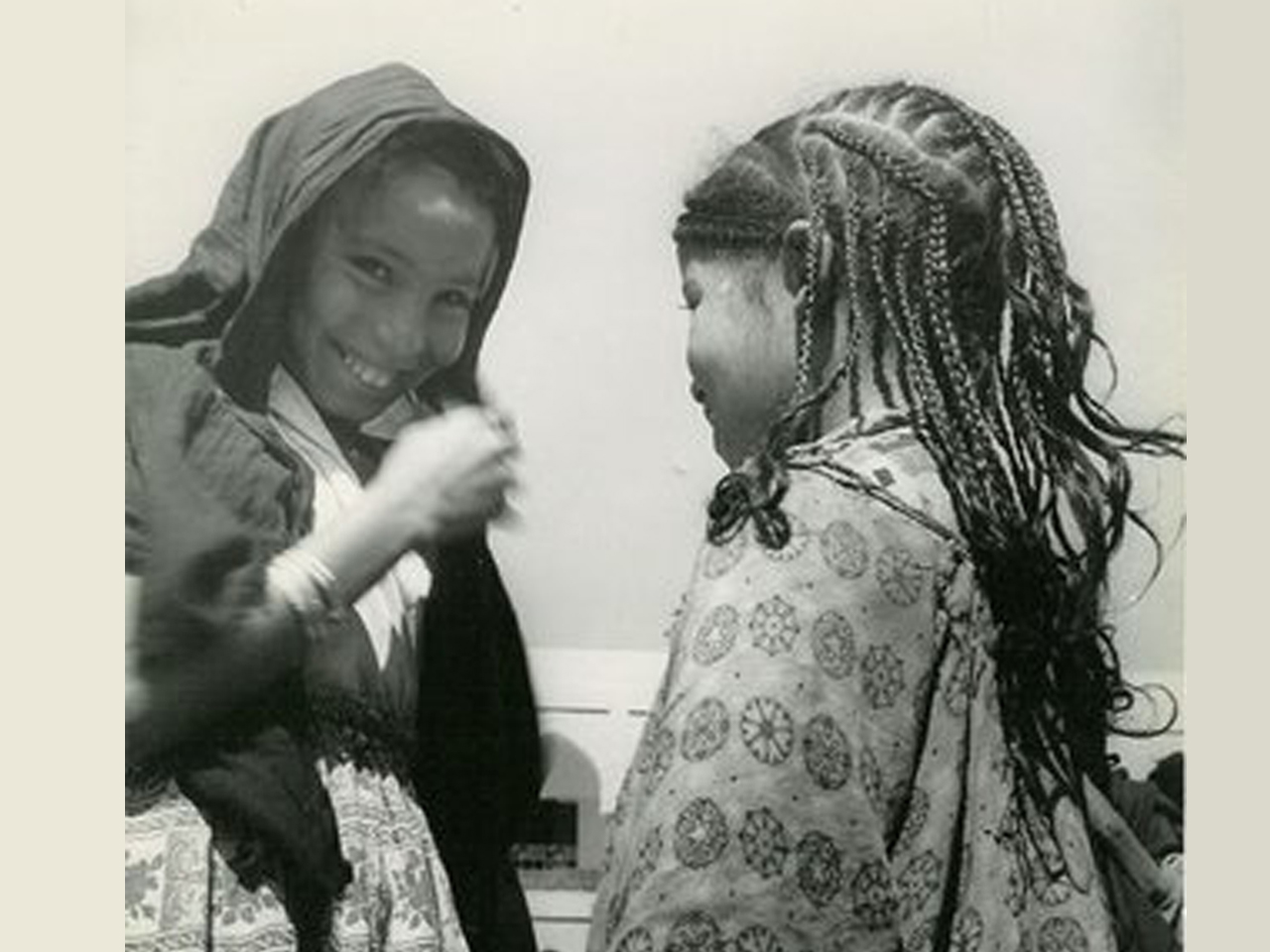 photographie en noir et blanc de deux jeunes filles berbères dont l'une a les cheveux tressés