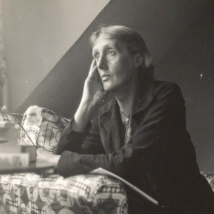 Photographie de Virginia Woolf assise dans un fauteuil, à Monk’s House,