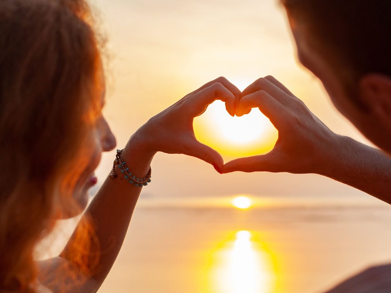 Image d'un couple amoureux au soleil couchant