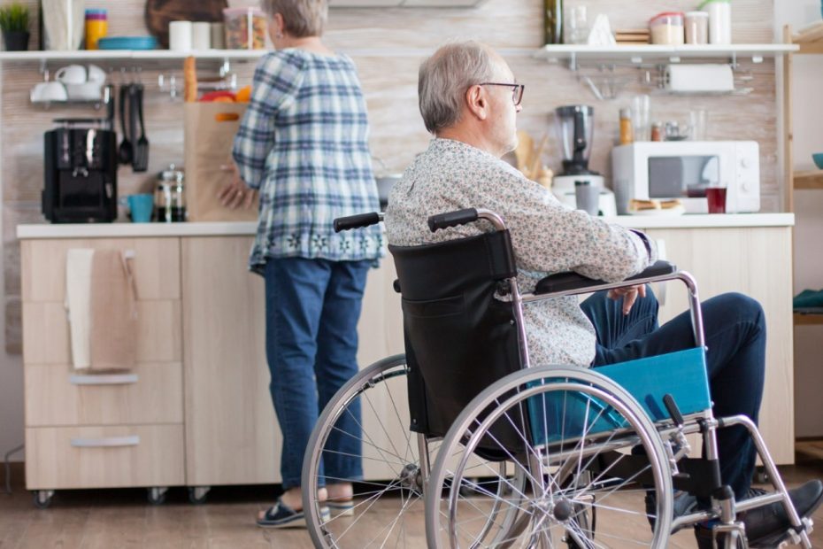 Personne en fauteuil et son aidante dans la cuisine du domicile