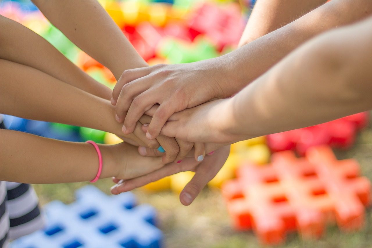 Plusieurs mains d'enfants qui se rejoignent en se superposant