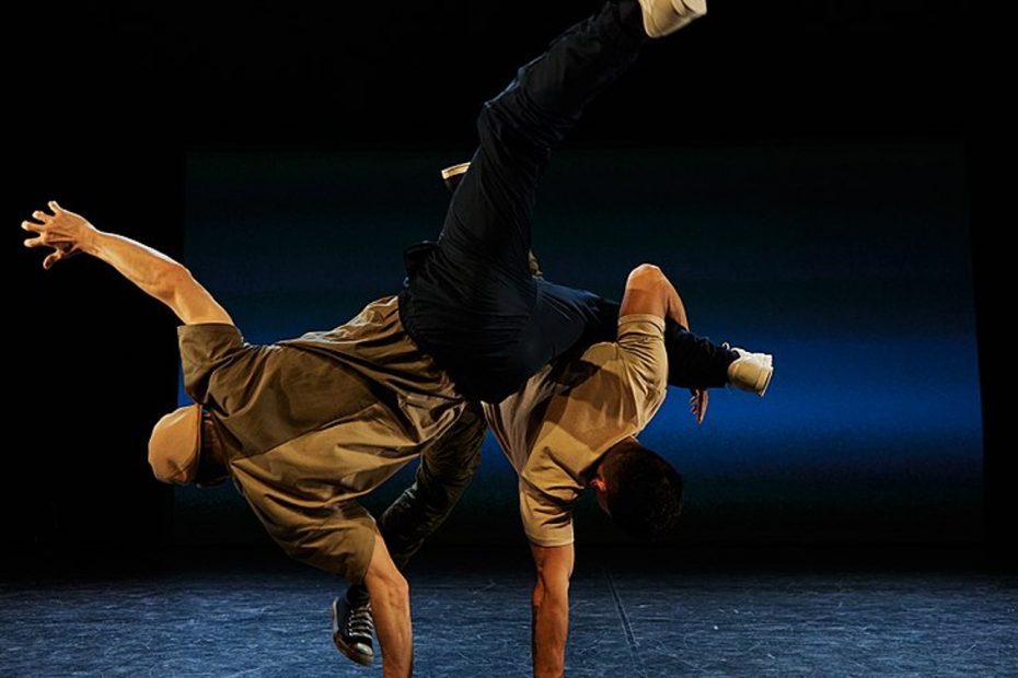 Photo prise par Jerick Collantes via Wikimedia Commons. Lors du spectacle « In My Body » , une production de danse par Bboyizm, choregraphié par Crazy Smooth. Interprètes (gauche à droit) : Vibz, JC Fresh. Photo du 18/11/2021.