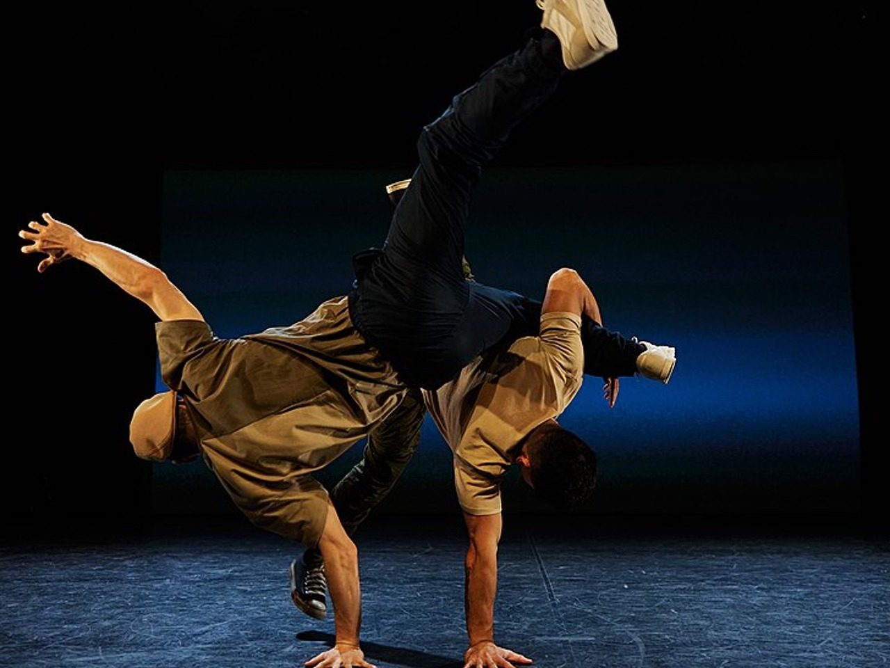 Photo prise par Jerick Collantes via Wikimedia Commons. Lors du spectacle « In My Body » , une production de danse par Bboyizm, choregraphié par Crazy Smooth. Interprètes (gauche à droit) : Vibz, JC Fresh. Photo du 18/11/2021.