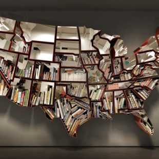 bibliothèque ayant la forme de la carte des Etats-Unis