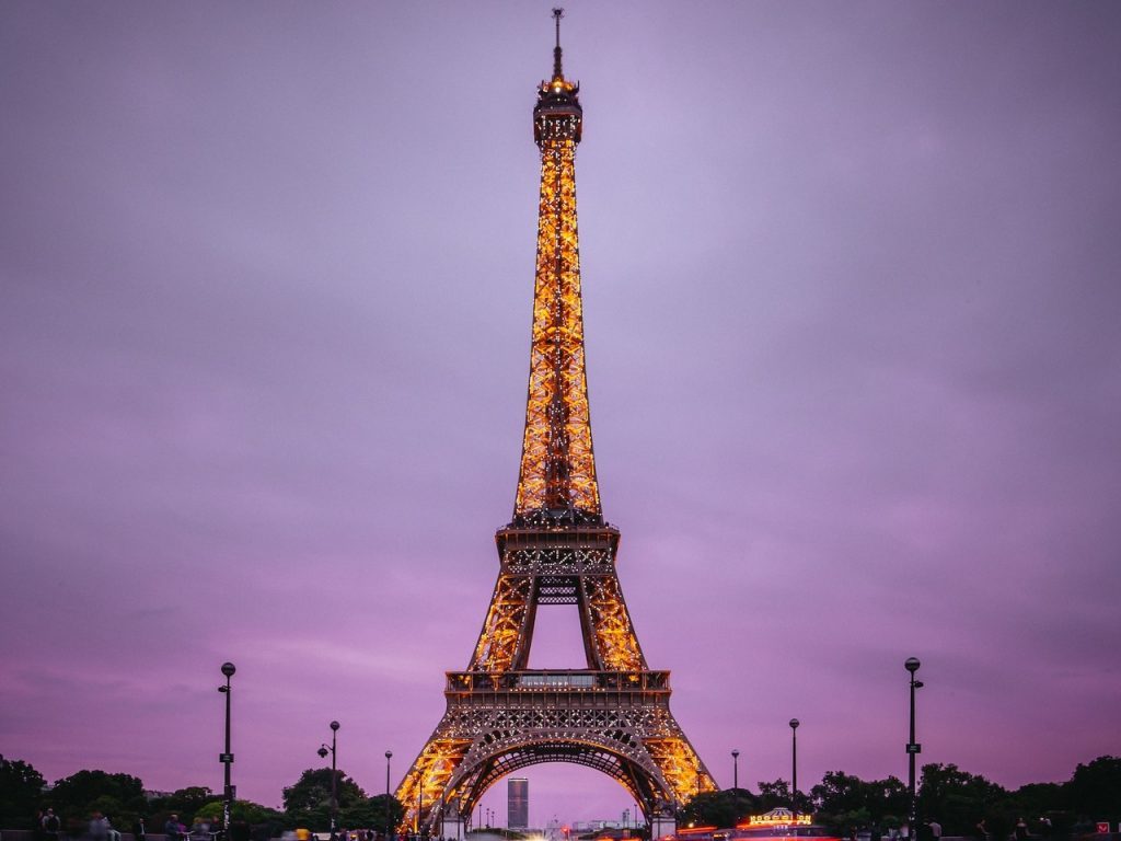 Tour Eiffel illuminée la nuit