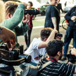 un groupe de journalistes se précipite pour prendre une photo