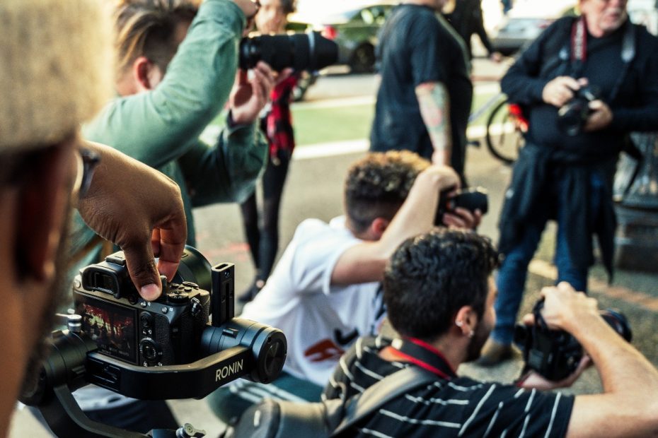 un groupe de journalistes se précipite pour prendre une photo