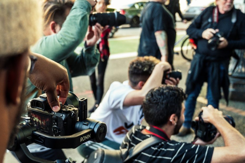 un groupe de journalistes se précipite pour prendre une photo