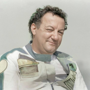 Photo de Coluche en combinaison sportive