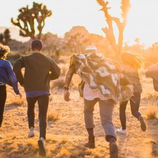 4 adolescents de dos en train de courir