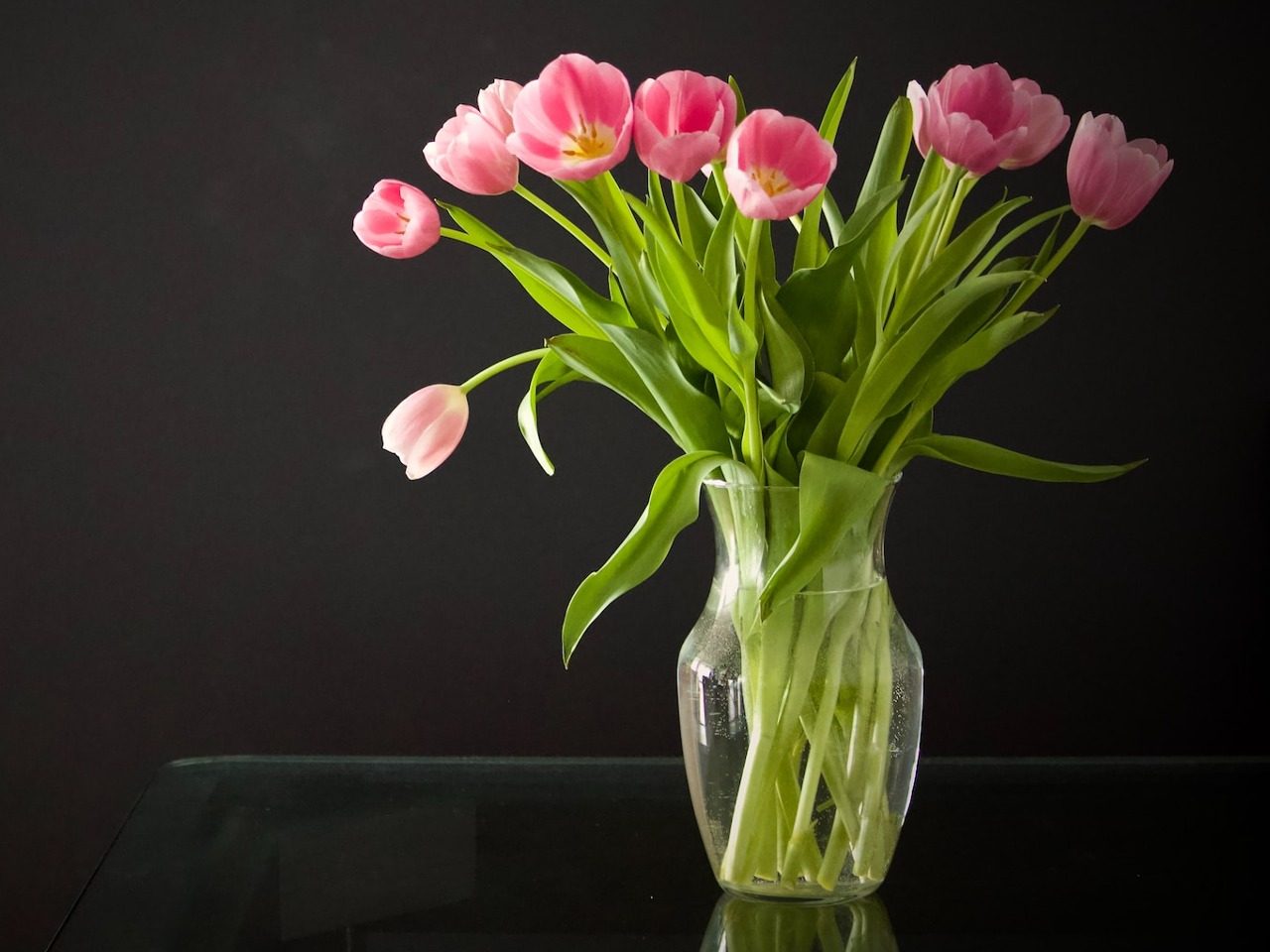 Photo d'un bouquet de fleurs coupées (tulipes) dans un vase rempli d'eau