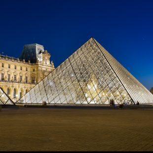 Photographie de l'extérieur du Musée du Louvre, Rue de Rivoli, Paris, France
