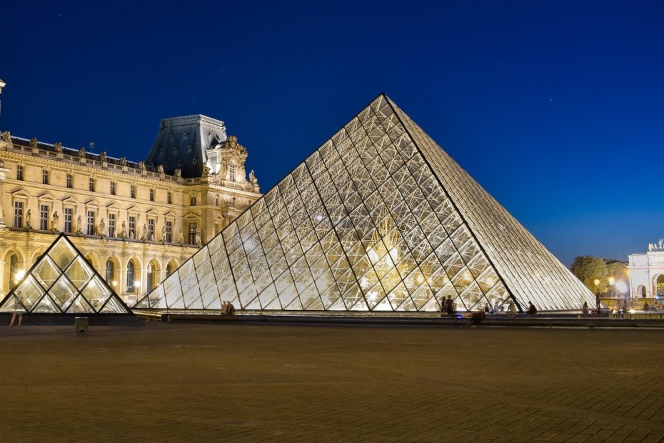 Photographie de l'extérieur du Musée du Louvre, Rue de Rivoli, Paris, France