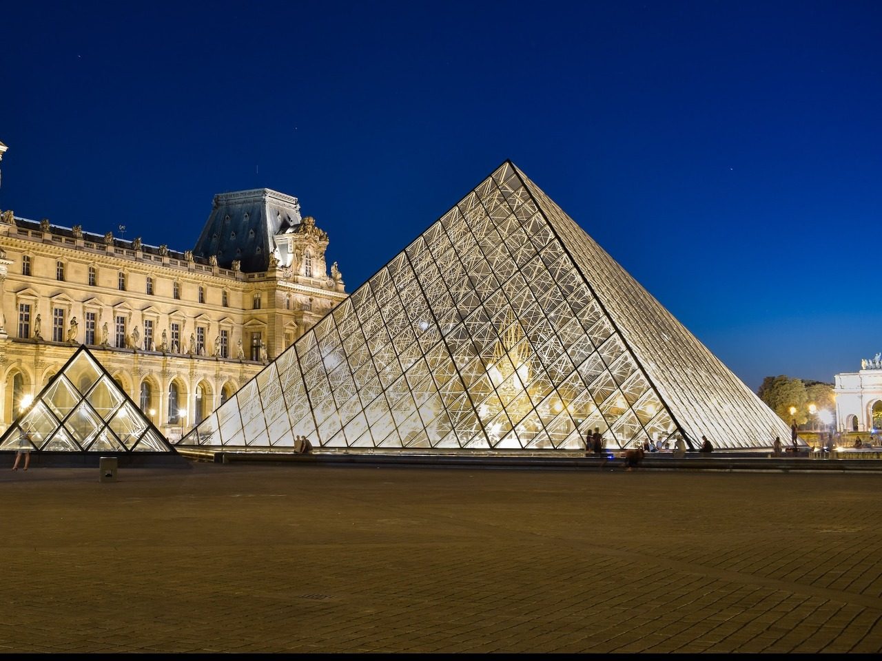 Photographie de l'extérieur du Musée du Louvre, Rue de Rivoli, Paris, France