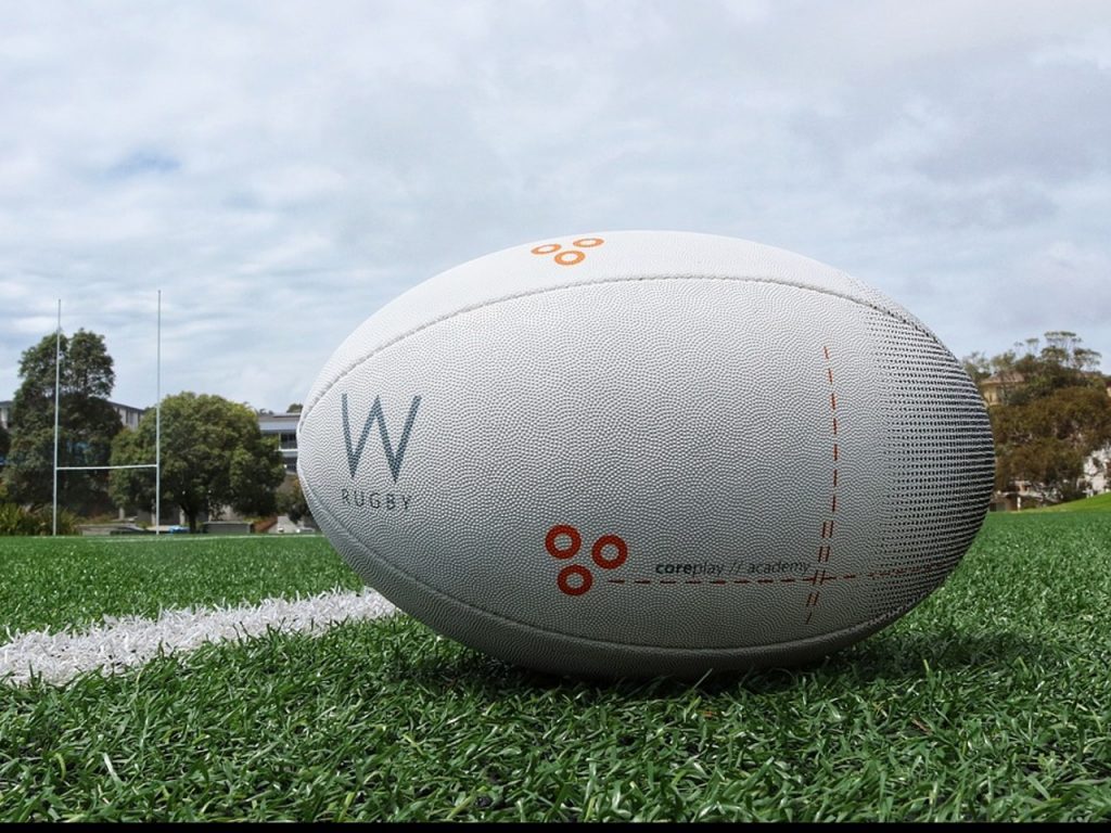 Ballon de rugby posé sur la pelouse