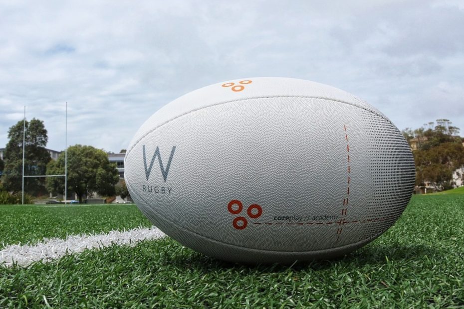 Ballon de rugby posé sur la pelouse