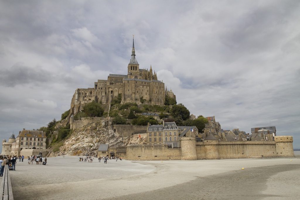 Mont saint michel, Une abbaye, Île. 