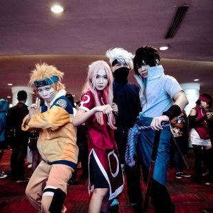 Quatre personnages pratiquant le Cosplay