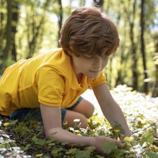 Image d'enfant dans la nature par Freepik