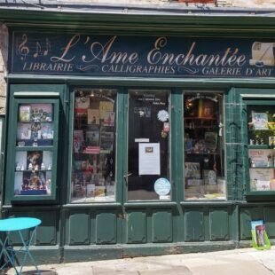 Photo d'une devanture de librairie par Wammerl, pixabay