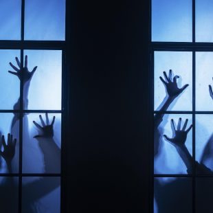 Image de mains collées à une vitre dans une ambiance nocturne glauque par freepik
