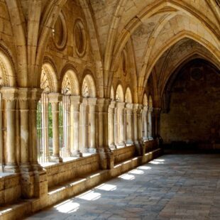 Couloir d'un monastère roman