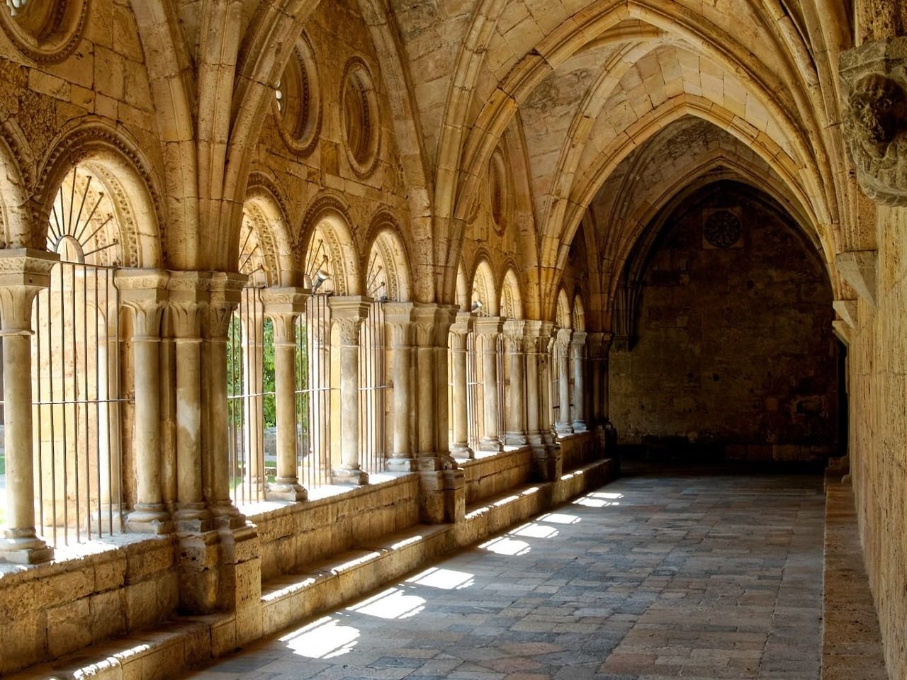 Couloir d'un monastère roman