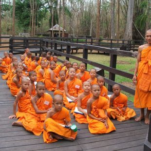 Photo d'un groupe d'enfants bouddhistes novices, par Tevaprapas