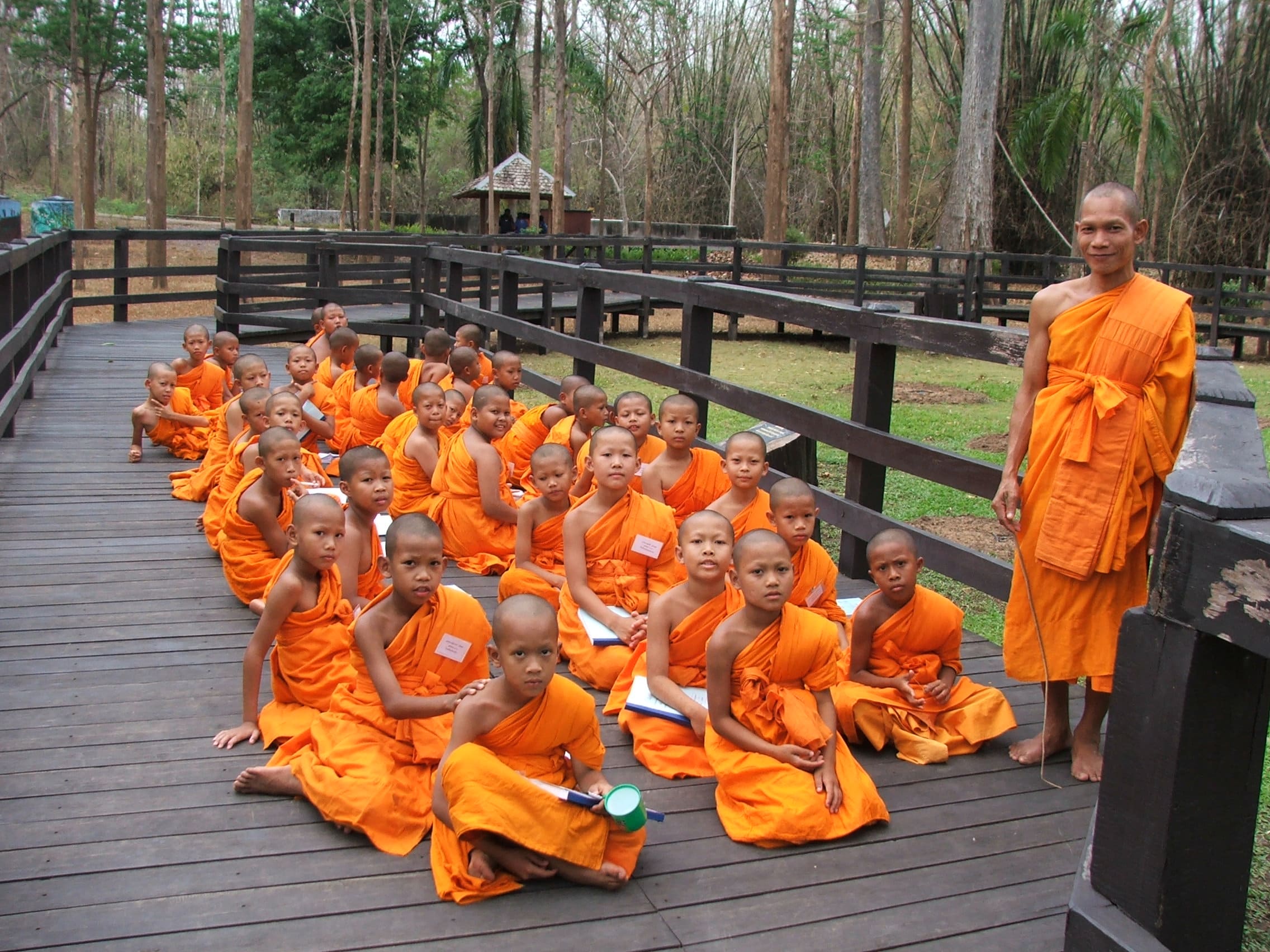 Photo d'un groupe d'enfants bouddhistes novices, par Tevaprapas