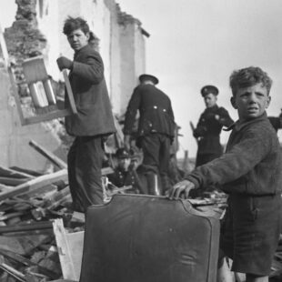Civils et soldats dans des décombres pendant la seconde guerre mondiale