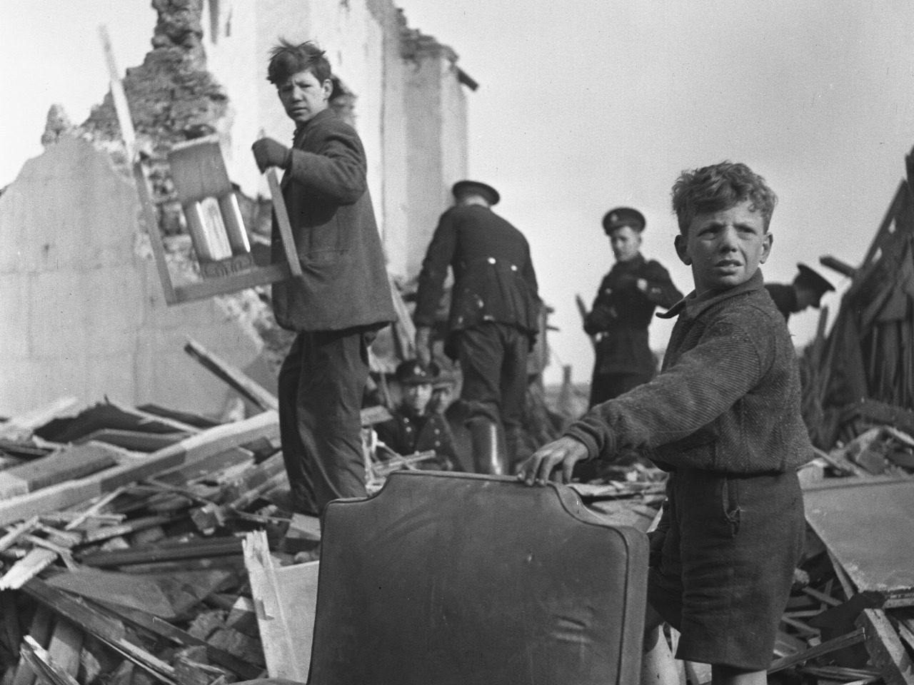 Civils et soldats dans des décombres pendant la seconde guerre mondiale