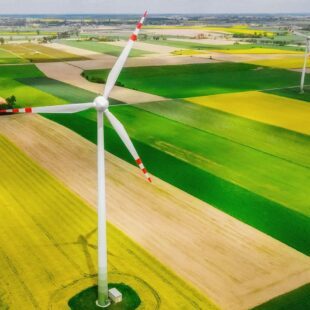 Image d'éolienne dans les champs