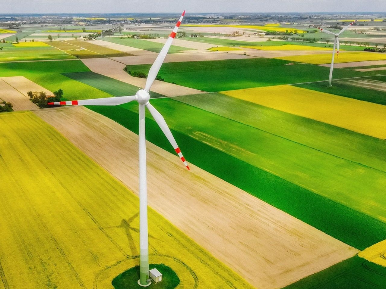 Image d'éolienne dans les champs