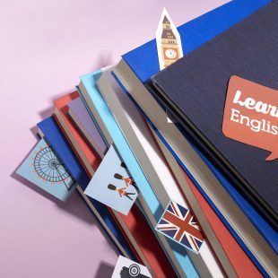 Piles de livres de méthode d'anglais